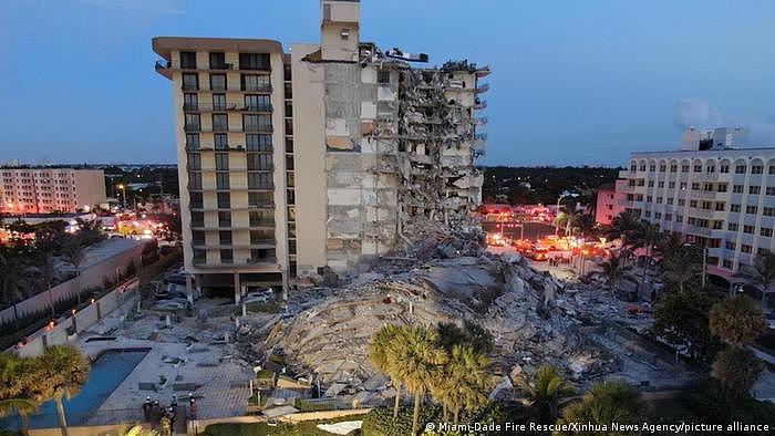 周四凌晨，位于佛罗里达州迈阿密的这栋12层公寓楼发生局部坍塌