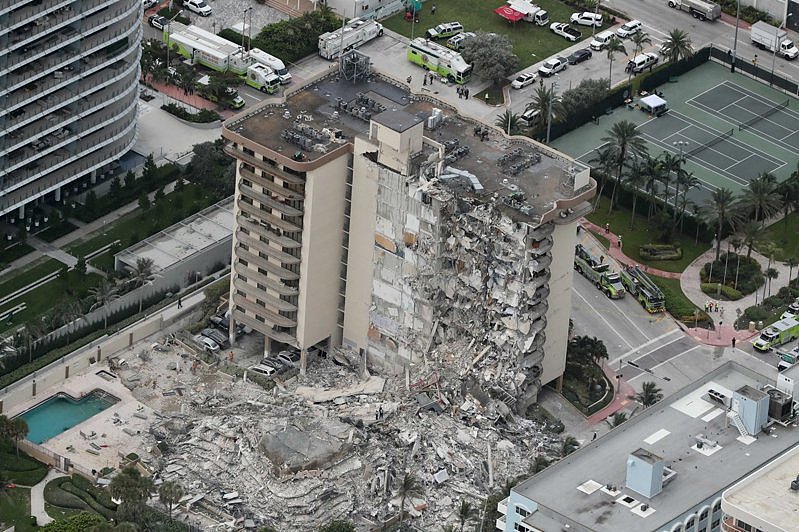 美国佛罗里达州迈阿密郊区一栋40年公寓大楼昨天凌晨突然崩塌，佛州州长迪尚特今天要求及时找出事故原因。 美联社