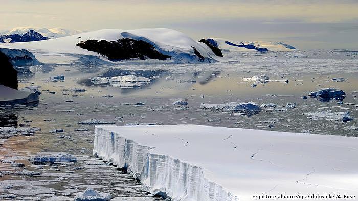 南极洲出现越来越多的巨型浮冰 