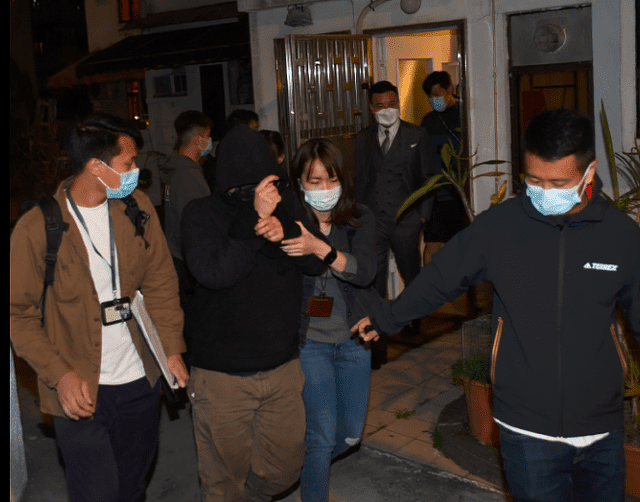 81岁华裔男星吴耀汉罕露面，被曝身家29亿每日洗肾4次，涉毒女儿现身搀扶（组图） - 10