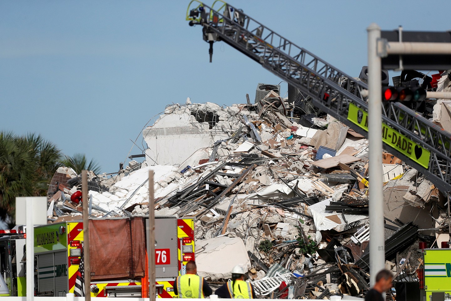 ▲▼ 美国迈阿密24日12层楼大厦倒塌造成3死99失联惨剧。 （图／路透）