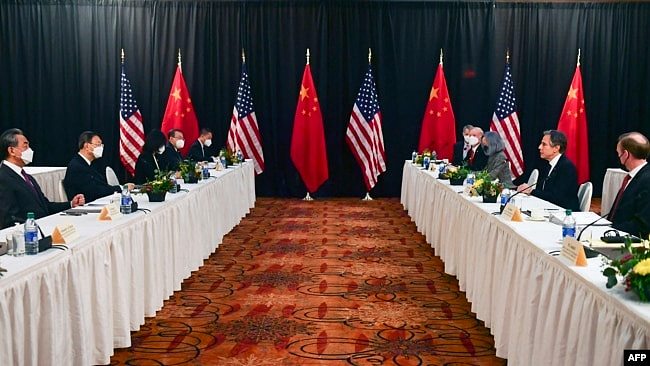 美国国务卿布林肯与国家安全顾问沙利文在阿拉斯加与中共外事主管杨洁篪和中国国务委员兼外长王毅举行会谈。（2021年3月18日）