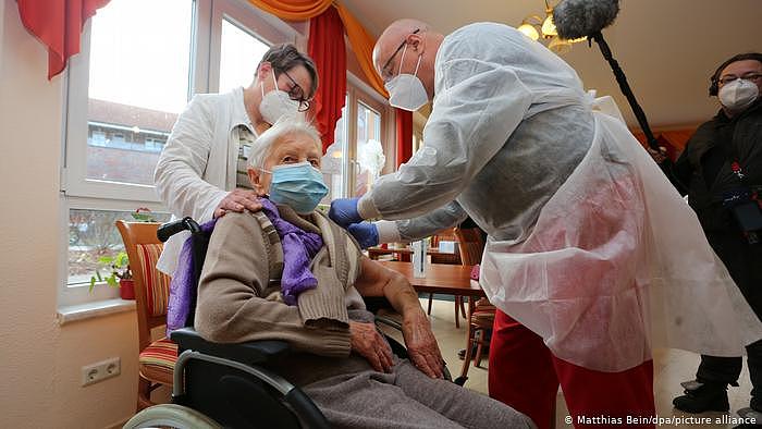 Coronavirus - Impfbeginn Sachsen-Anhalt: 101 Jahre alte Heimbewohnerin wird geimpft