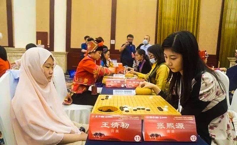 中国回族棋手王婧初（左）因穿着传统服装参加围棋赛，被指为凸显宗教极端主义。 （取自微博）