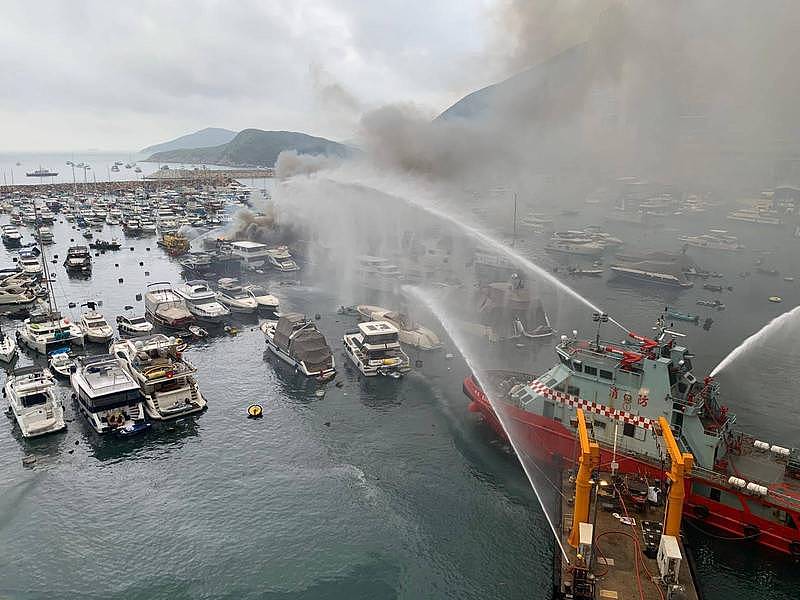 位于香港的「香港仔南避风塘」今晨2点半多惊传多艘船只冒烟起火，据传已波及至少16艘船，火势在凌晨近5点一度升级为三级，目前传出有至少1人送医治疗。 （图撷自香港消防处脸书）
