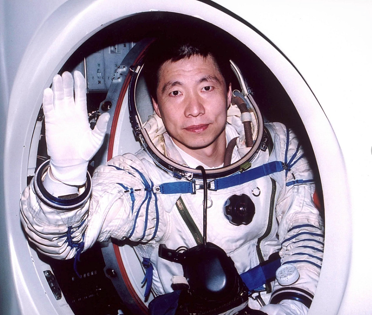 中国大陆首位太空人杨利伟。 （新浪微博照片）