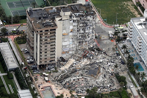 ▲▼美国迈阿密12层楼大厦24日倒塌。 （图／路透）