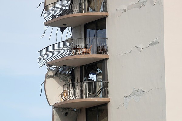 ▲▼ 美国迈阿密24日12层楼大厦倒塌造成3死99失联惨剧。 （图／路透）
