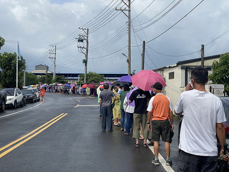 屏东县府在枋寮国小设置筛检站，一早枋寮国小筛检站已经排满人潮，人龙绵延约1公里，清晨还有下雨，民众怒批，现场秩序乱，根本无所适从。 记者刘星君／摄影