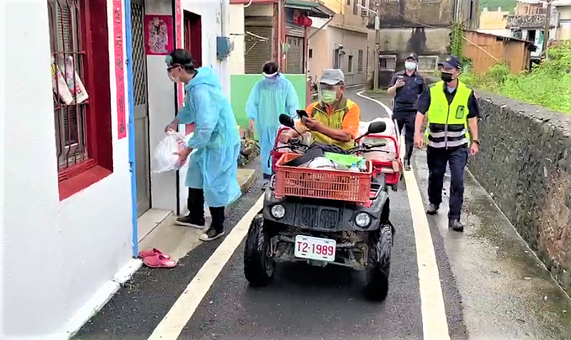 从秘鲁返国在屏东县枋山乡隔离的祖孙，确定感染印度DELTA变异株，县府紧急下令当地商家今天起停业3天全面消毒，向屏东物资银行调度900份防疫物资包也在今天到家户发放。 图／联合报系资料照片