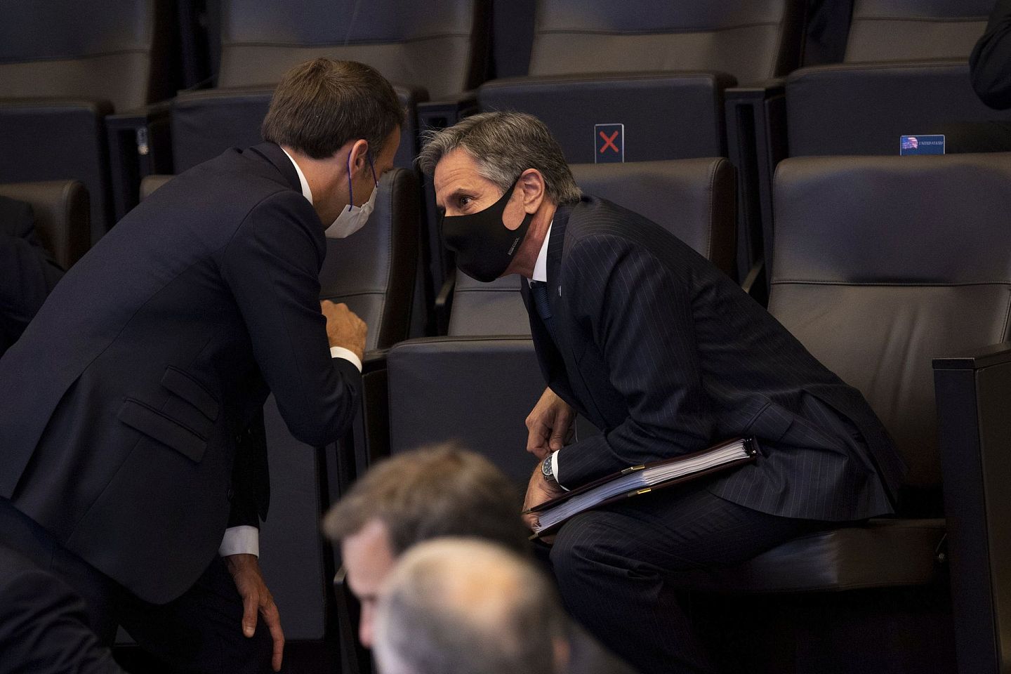 2021年6月14日，法国马克龙（Emmanuel Macron）在北约峰会上与美国国务卿布林肯（Antony Blinken，右）交谈。（AP）