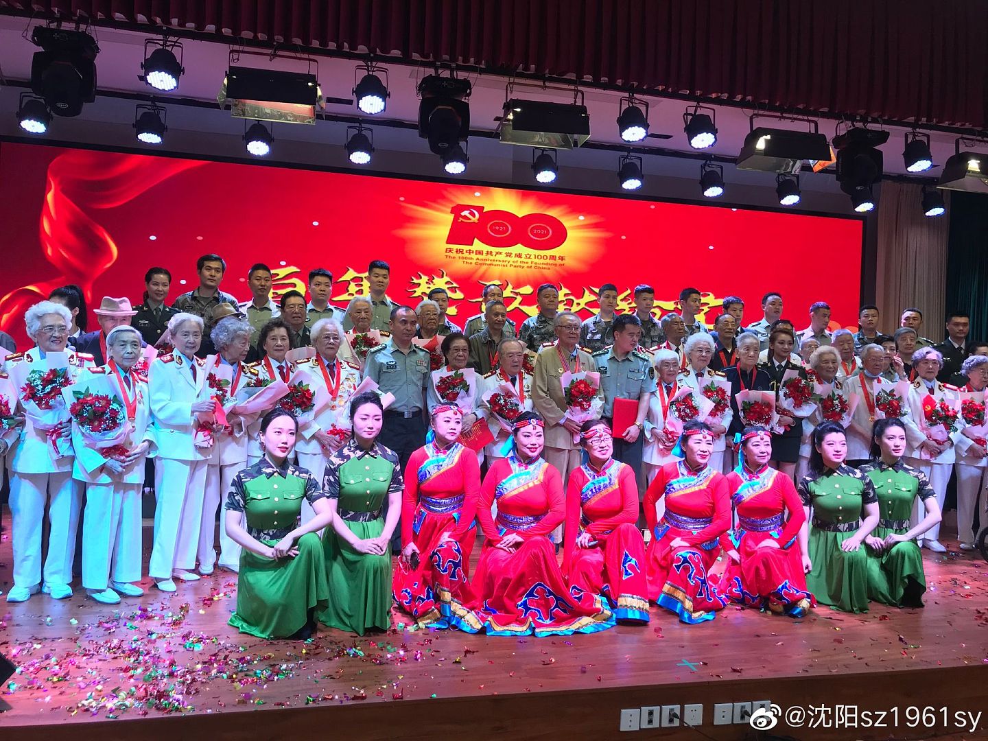李双江（三排左二）亮相中共建党100周年文艺演出。（微博@沈阳sz1961sy）