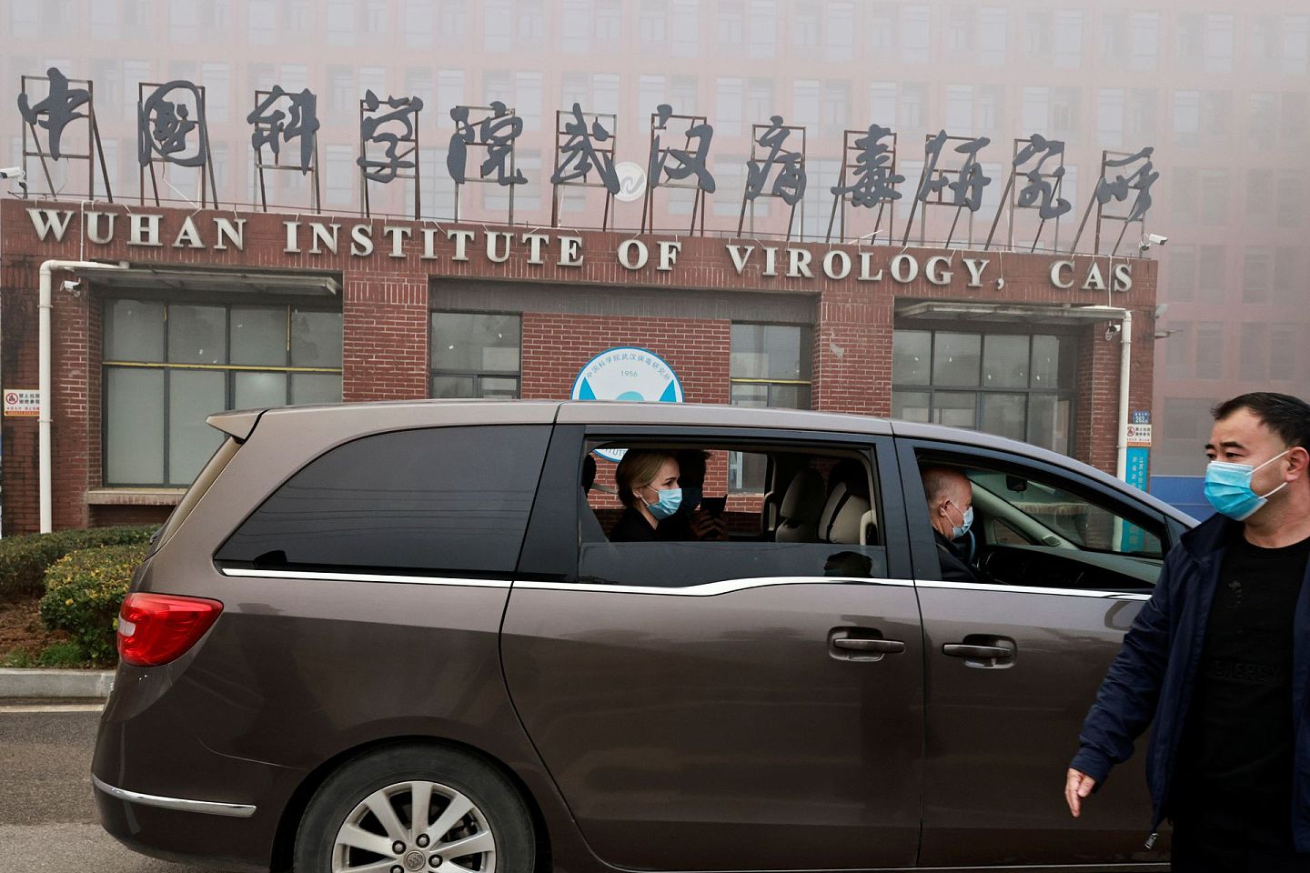 2021年2月3日，负责调查新冠病毒起源的世界卫生组织成员到达武汉病毒研究所。（Reuters）