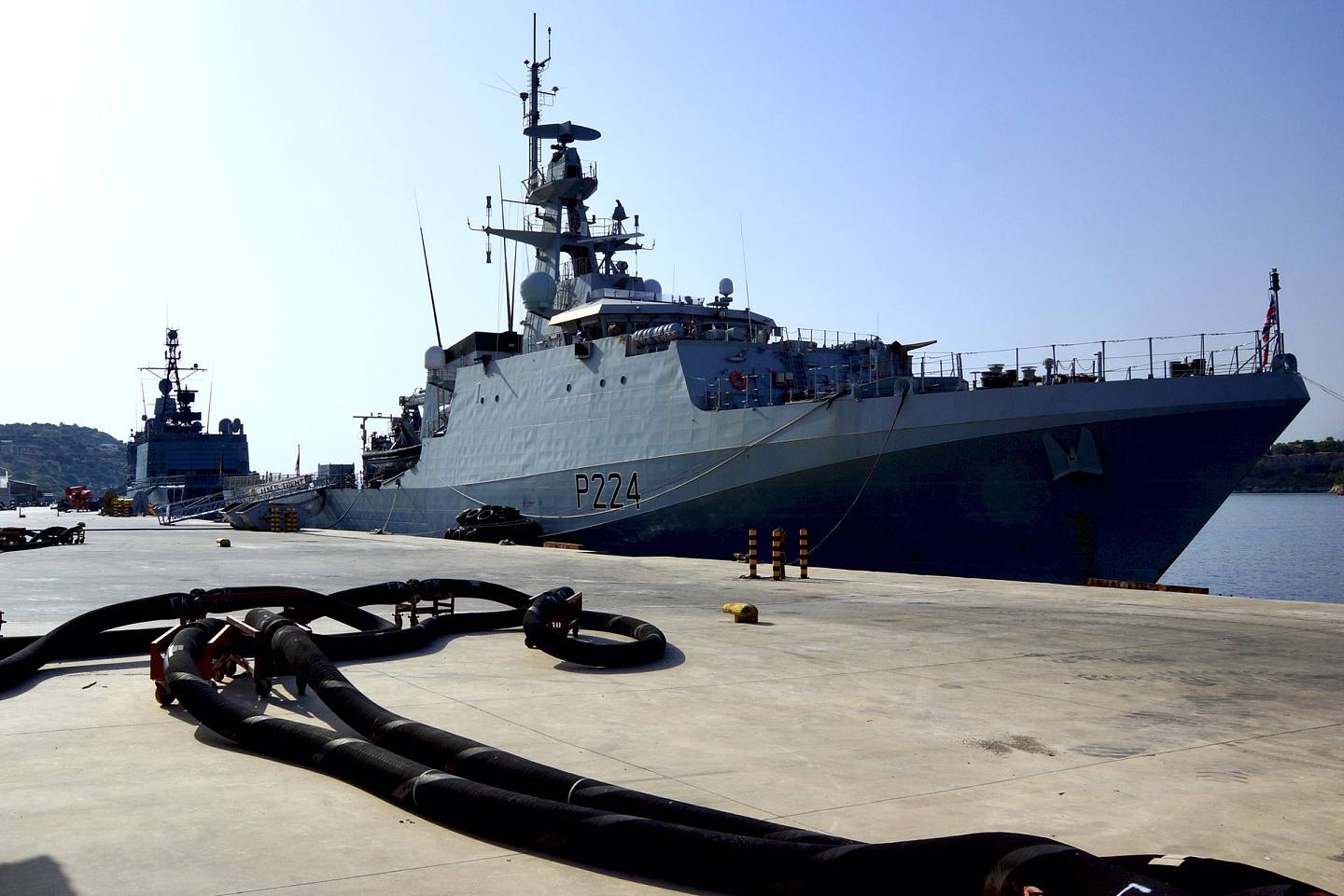 图为2021年6月26日英军巡逻舰「特伦特」号泊在希腊克里特岛的码头。 （「特伦特」号Twitter账户）
