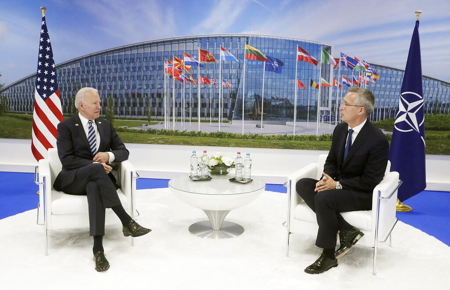 2021年6月14日，美国总统拜登与北约秘书长斯托尔滕贝格在比利时布鲁塞尔北约总部内举行会谈。（ AP）