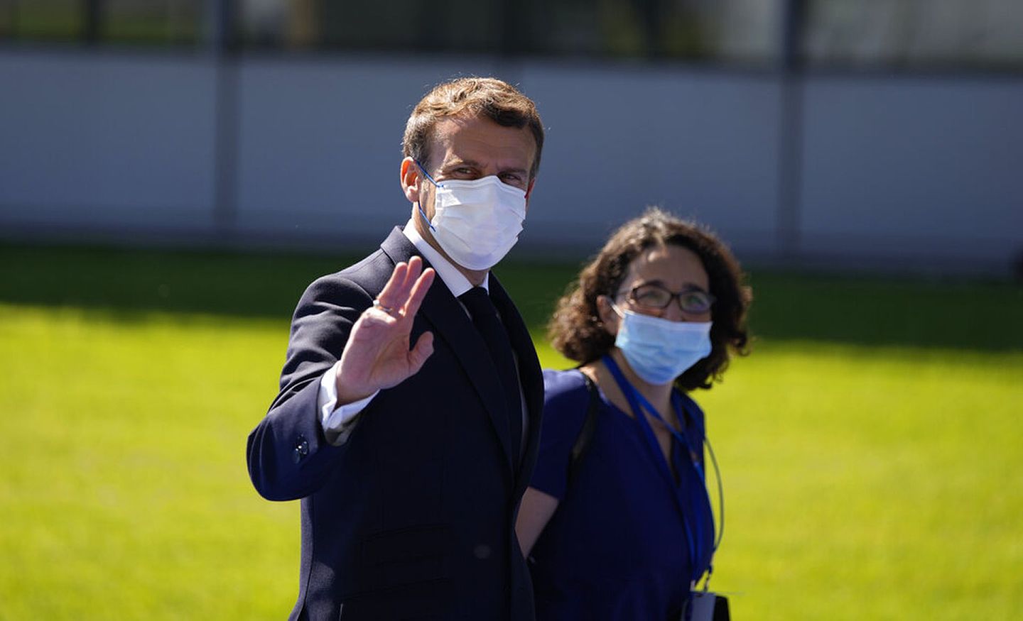 2021年6月14日，法国总统马克龙（Emmanuel Macron，左）抵达布鲁塞尔北约总部参加北约峰会。（AP)