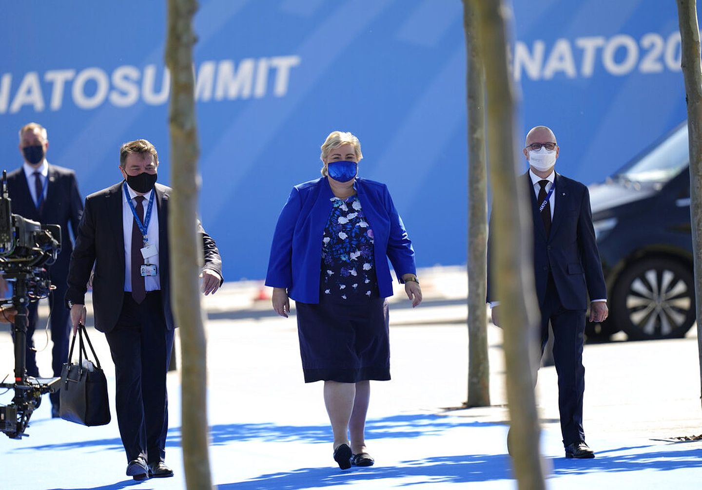 2021年6月14日，挪威首相索尔伯格（Erna Solberg，中）抵达布鲁塞尔北约总部参加北约峰会。（AP)