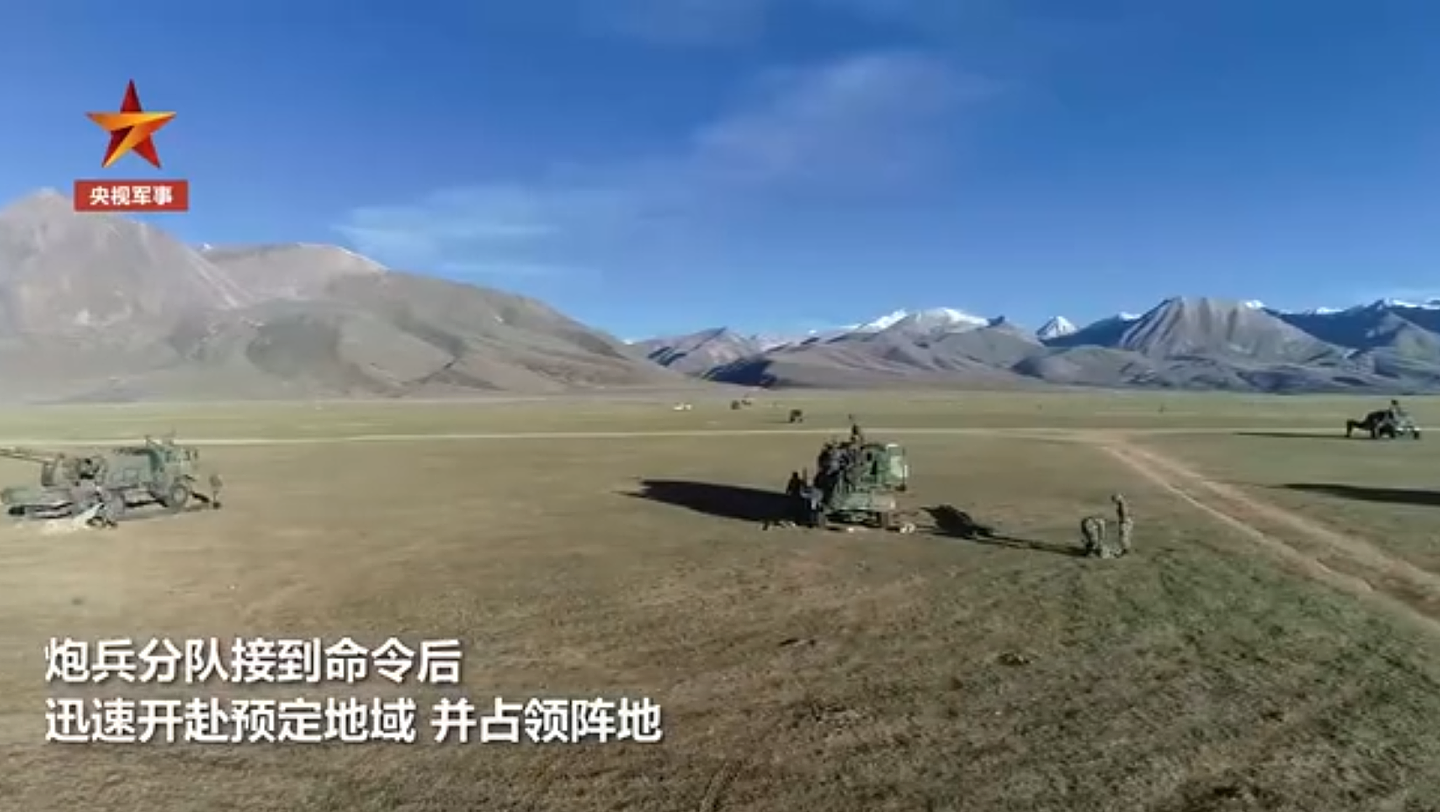 解放军西藏军区炮兵分队赴预定地域，占领阵地。（中国央视军事频道截图）