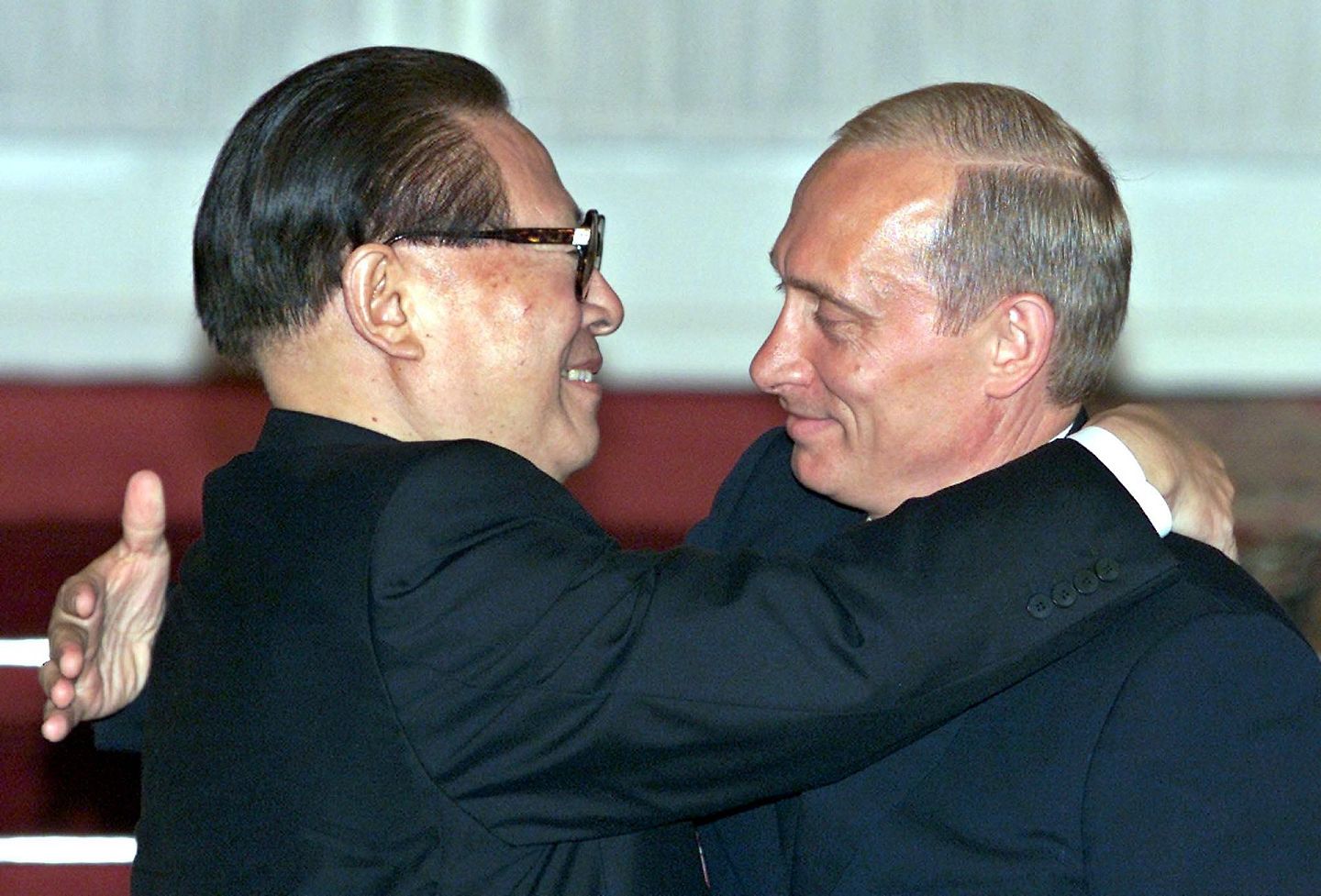 2001年7月16日，中国时任国家领导人江泽民和普京在莫斯科克里姆林宫签署中俄睦邻友好合作条约。图为签署文件后，江泽民与普京拥抱。（AFP/VCG）