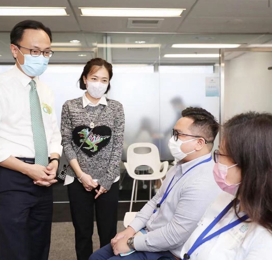 刘銮雄由妻女陪伴打疫苗，小露肌肉力证健康，与甘比合影年轻不少