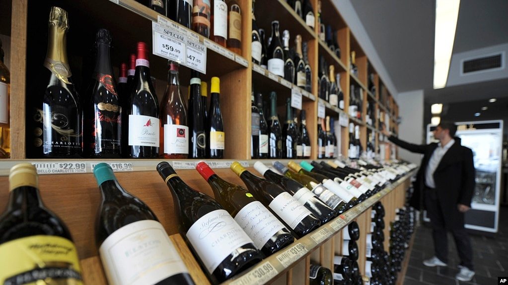 一名购物者在澳大利亚墨尔本的King & Godfree杂货店购买葡萄酒。