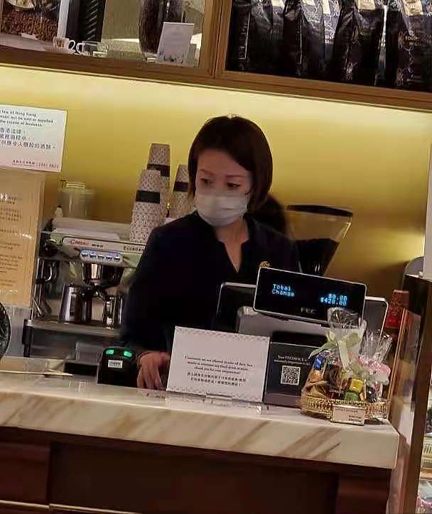 45岁香港小姐转行做服务员，遇到同事尴尬不敢对视，曾与成龙合作（组图） - 3