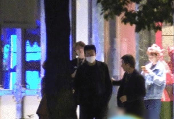 邓超被拍到现身上海某饭店，与女性友人保持距离，凌晨三点才离开（组图） - 2
