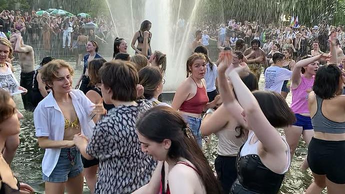 一群女同性恋游行玩出新花样，宵禁夜喷泉戏水，警察想管而不能（组图） - 5