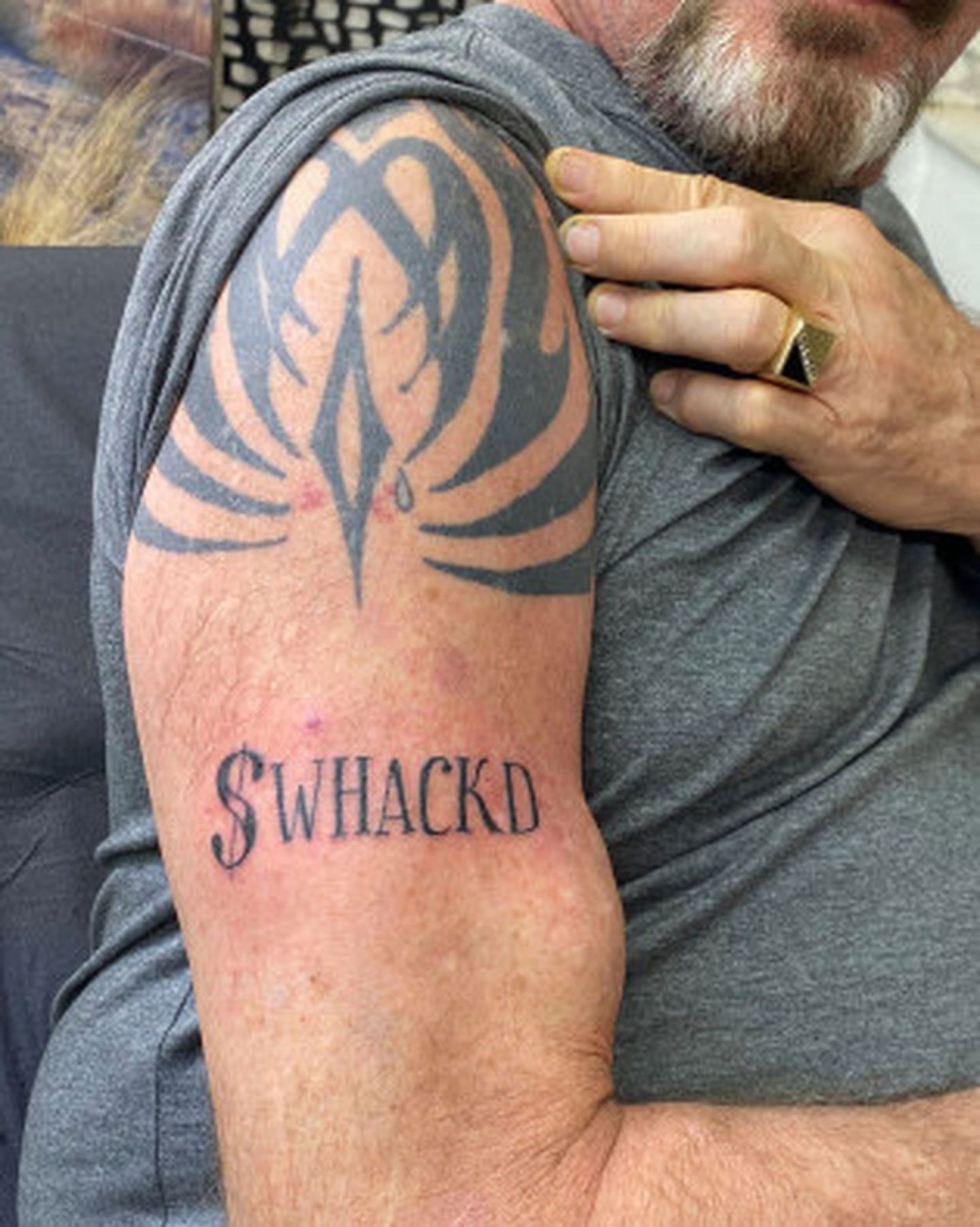 麦卡菲生前在手臂弄了一个纹身，纹下$WHACKD一字。他称一旦他自杀，就是被人伪装而成。（麦卡菲Twitter账户）