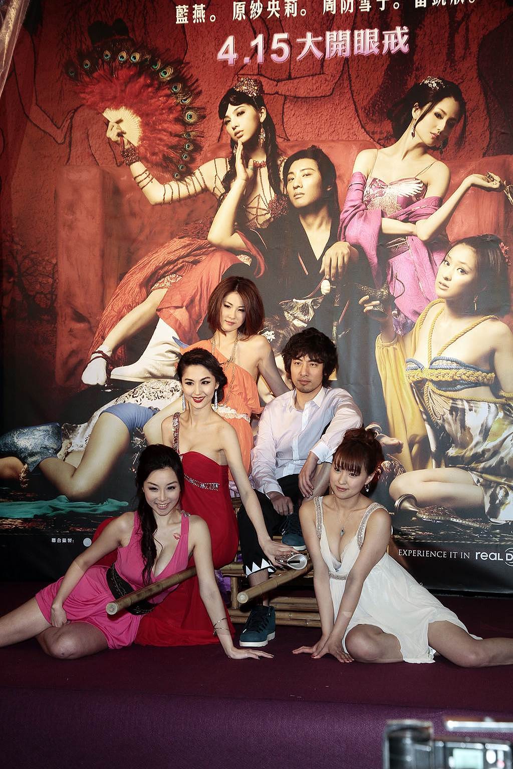 《3D肉蒲团之极乐宝鉴》2011年电影首映会。 图为雷凯欣(左起)、蓝心妍、石咏莉、叶山豪、周防雪子。 （图／中时资料照）