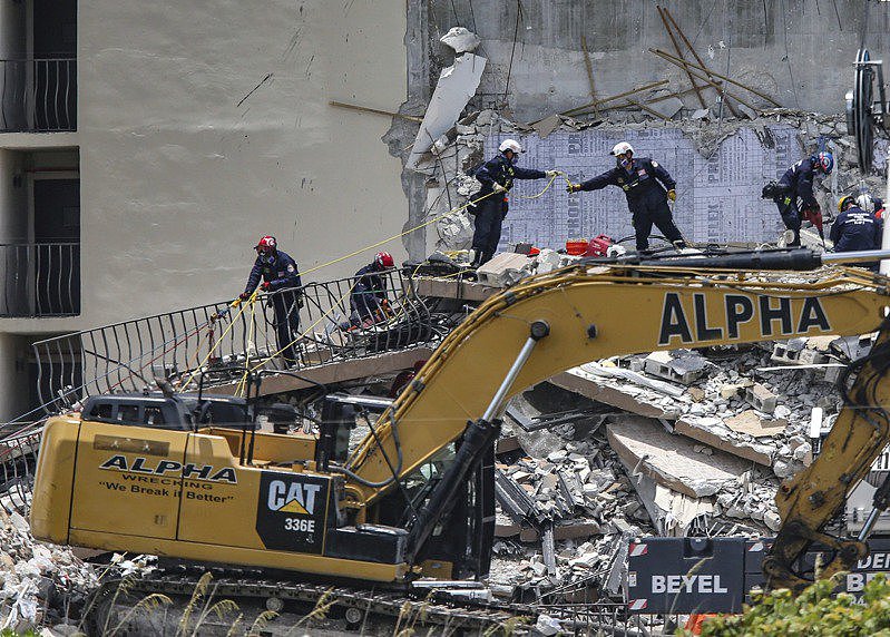 佛州迈阿密岱德郡瑟夫塞德市12层楼的「尚普兰大厦南栋康斗公寓」24日倒塌，救援人员27日仍在挖掘残垣，寻找生还者，但希望越来越渺小。 (美联社)