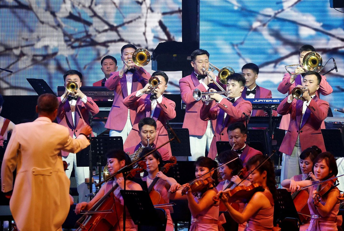 朝鲜三池渊管弦乐团2018年2月8日晚在韩国江陵艺术中心演出。（Reuters）