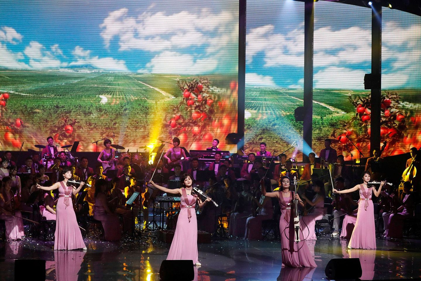 有“美女团”之称的三池渊管弦乐团在韩国江原道首次演出，场面盛大。（Reuters）