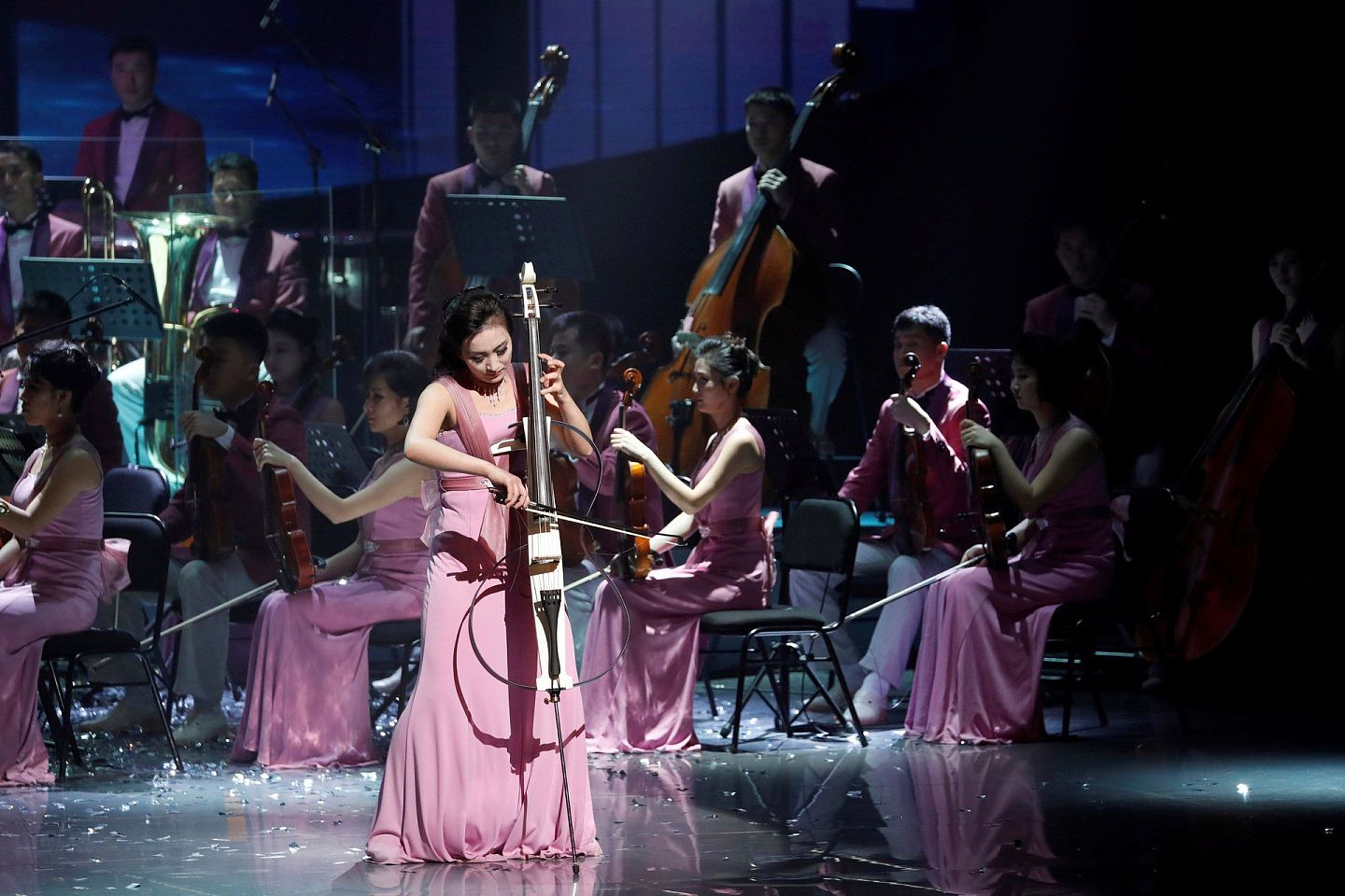 朝鲜三池渊管弦乐团2018年2月8日晚在韩国江陵艺术中心演出。（Reuters）