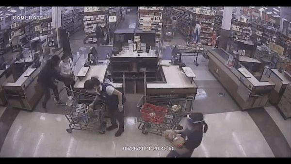 监控曝光！华女超市买单，遭3名非裔暴抢后拖行数米（视频/组图） - 4