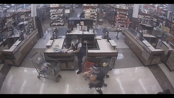监控曝光！华女超市买单，遭3名非裔暴抢后拖行数米（视频/组图） - 6