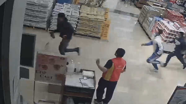 监控曝光！华女超市买单，遭3名非裔暴抢后拖行数米（视频/组图） - 5