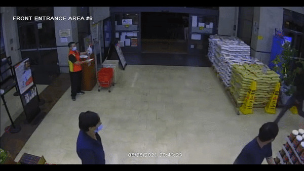 监控曝光！华女超市买单，遭3名非裔暴抢后拖行数米（视频/组图） - 7