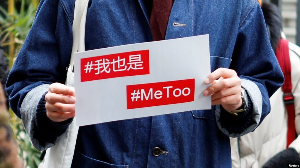 一名支持者在北京海淀区一家法院前声援周晓璇。（2020年12月2日）