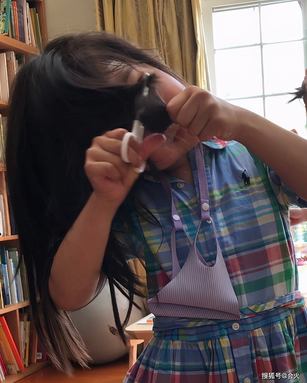 汤唯4岁女儿正脸罕曝光，脸蛋圆润皮肤黝黑，穿围裙给自己剪头发（组图） - 1