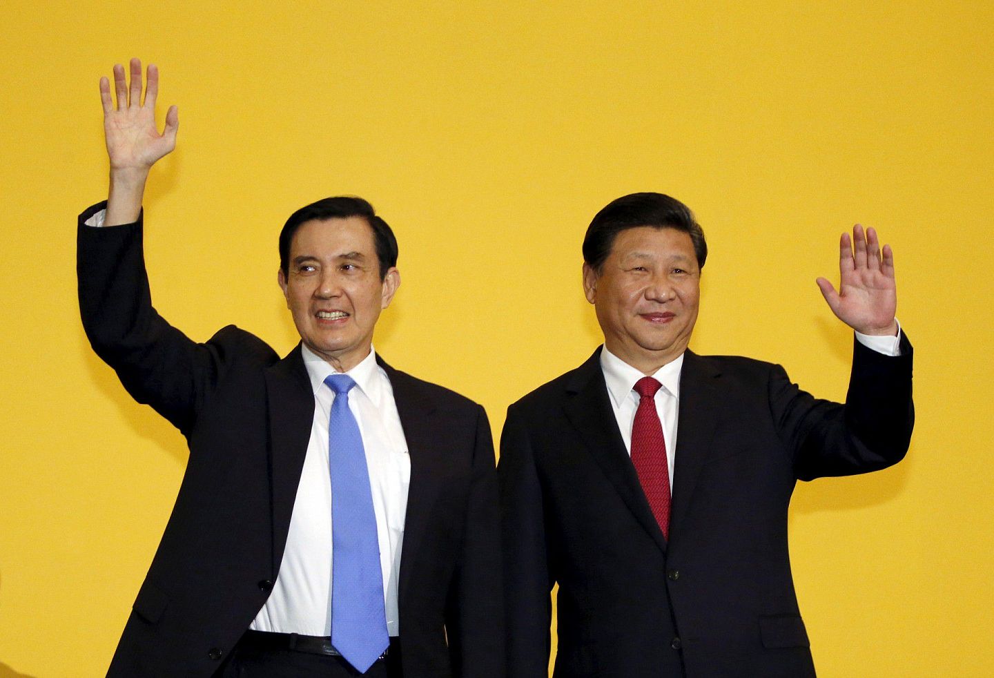 2015年11月7日，中国国家主席习近平（右）与时任台湾总统马英九在新加坡会面。（新华社）