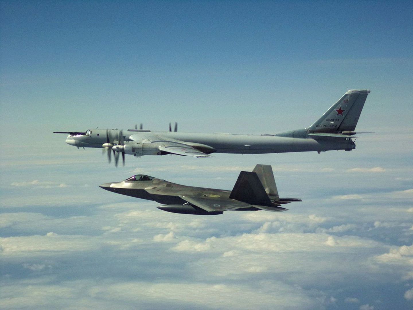 美军F-22对Tu-9进行例行追逐。（Twitter@North American Aerospace Defense Command）
