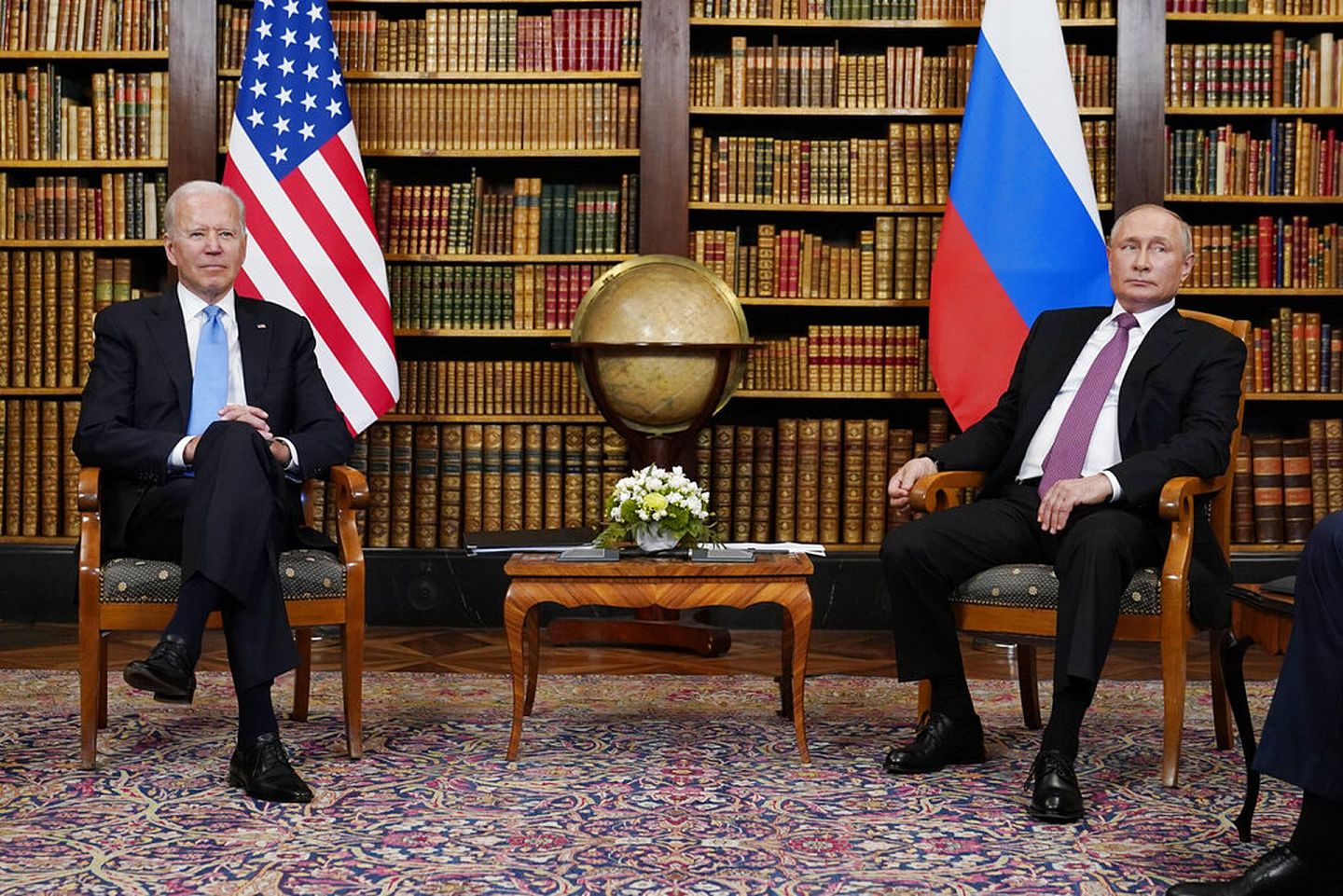 6月16日，俄罗斯总统普京（Vladimir Putin）和美国总统拜登（Joe Biden）在瑞士日内瓦的拉格兰奇别墅举行双边会晤，这是拜登上台后，首次与普京会晤。（AP）