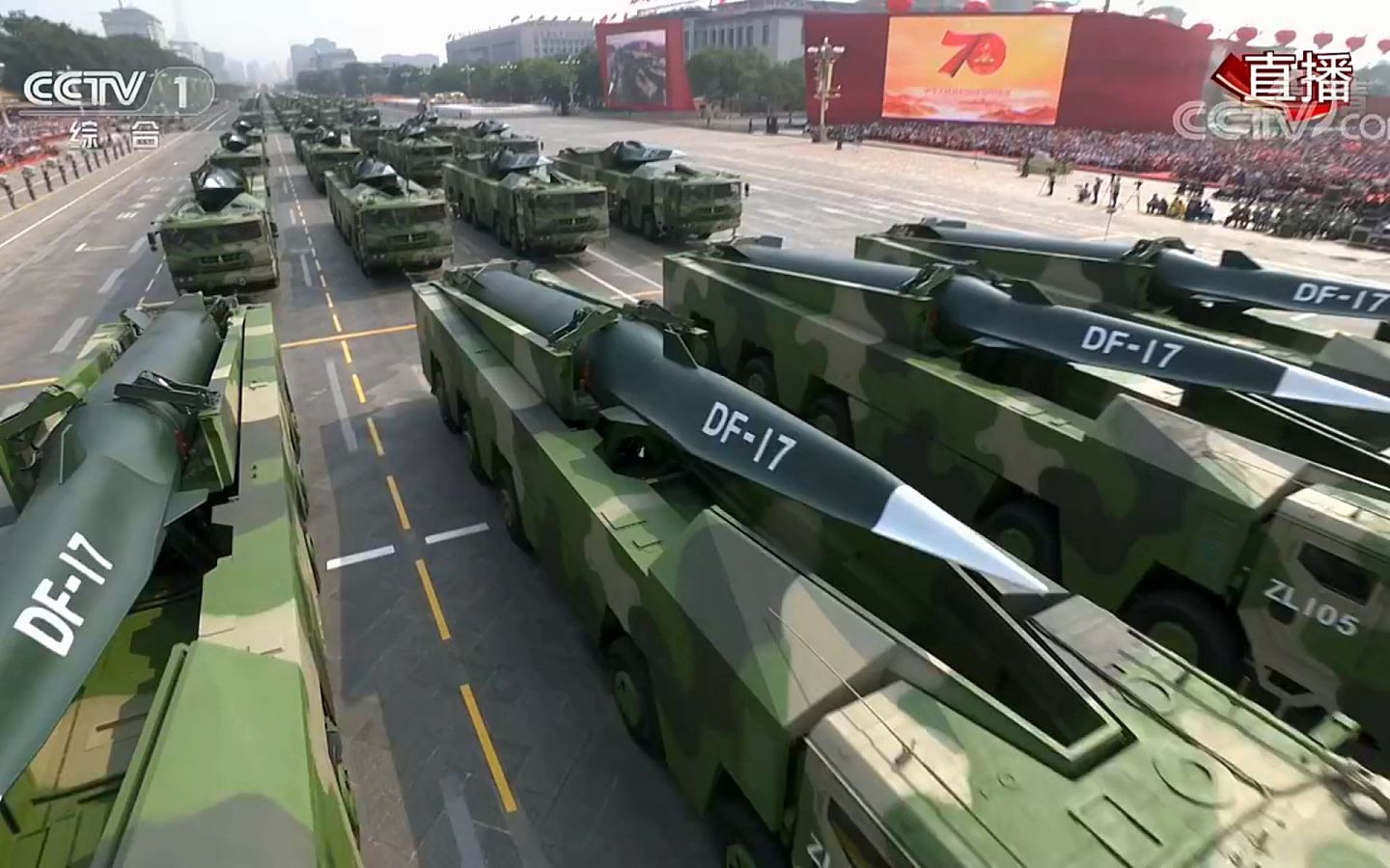 中国建国70周年阅兵，东风17高超音速战术导弹给美军带来及大的威慑。（临界层快递）