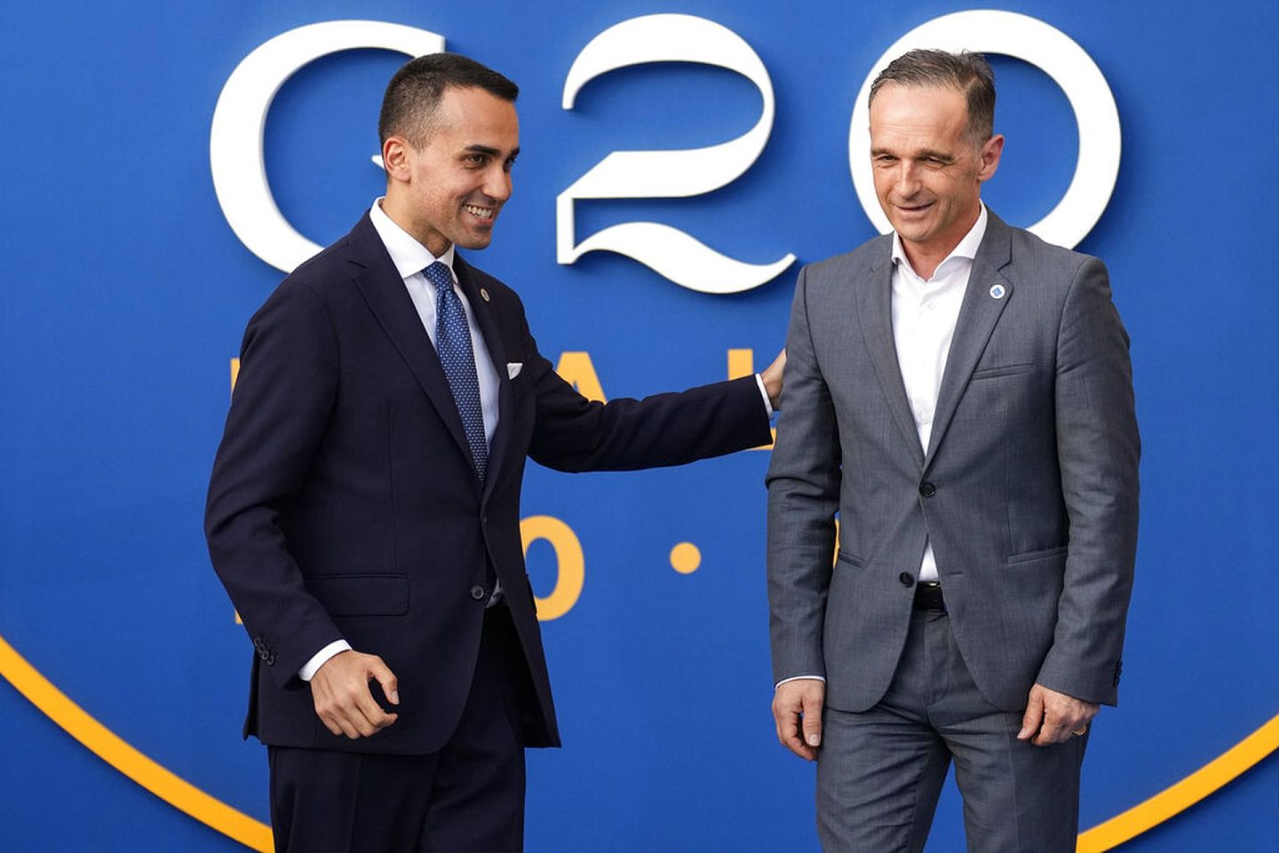 2021年6月28日，意大利外交部长迪马约（Luigi Di Maio，左）欢迎抵意出席G20外长会的德国外长马斯（右）。（AP）