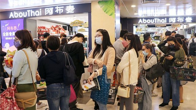 阿布泰事件触发大批香港市民排队购物声援。