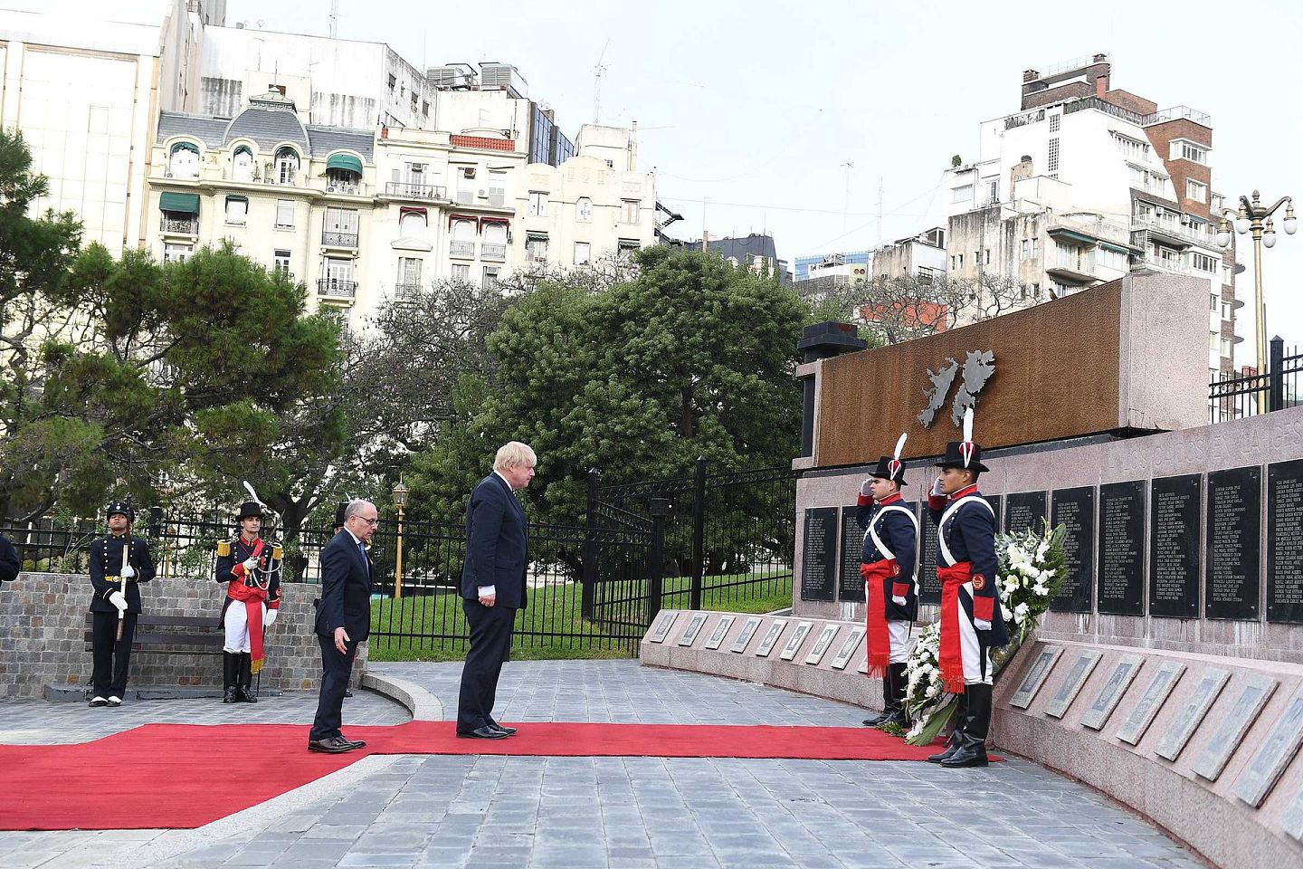 2018年5月20日，时任英国外交大臣约翰逊（Boris Johnson）前往阿根廷圣马丁广场，向在马岛战争中牺牲的阿根廷士兵献花圈，约翰逊也因此成为历史上第一位在阿根廷做出此举的英国外交大臣。（AP）