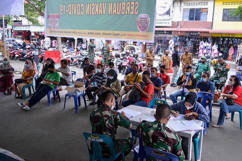 印尼班达亚齐民众29日在一家购物中心等待接种疫苗。 （Getty Images）