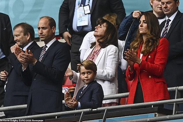 7岁乔治小王子观战欧洲杯，首次穿西装打领带，唱国歌表情引热议（组图） - 1