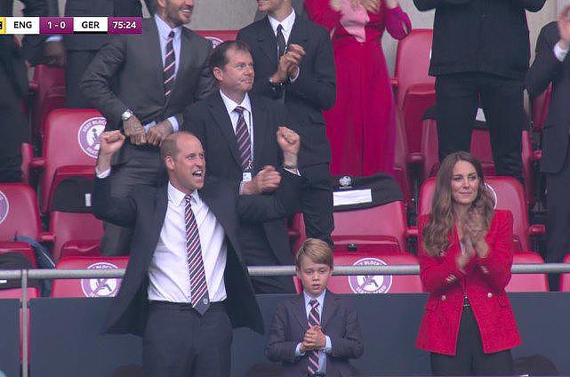 7岁乔治小王子观战欧洲杯，首次穿西装打领带，唱国歌表情引热议（组图） - 4